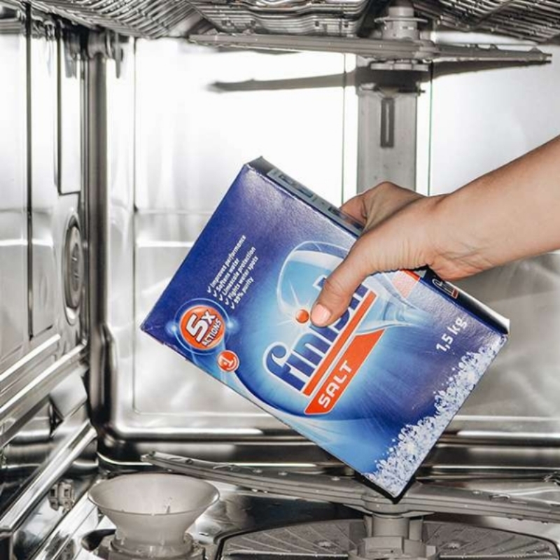 Hướng dẫn cách đổ muối vào máy rửa bát Bosch chi tiết nhất 5 Đổ muối vào phễu đựng cho đến khi đầy