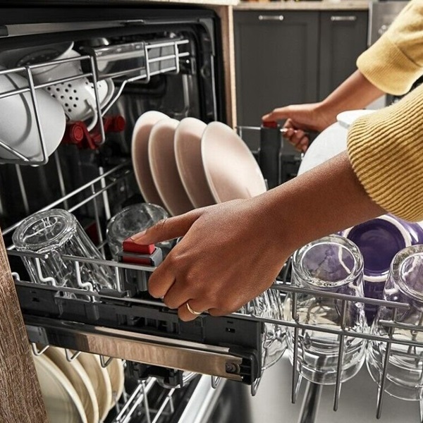 Cảm biến tải x&aacute;c định khối lượng b&aacute;t bẩn v&agrave; điều chỉnh lượng nước ph&ugrave; hợp